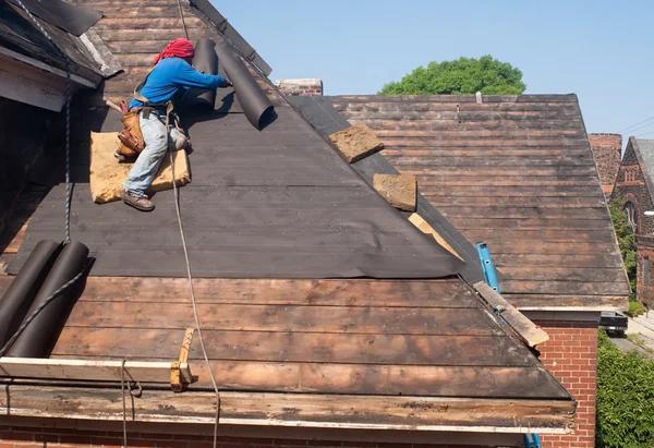 Choosing the Right Contractor for Hialeah Roofing Replacement